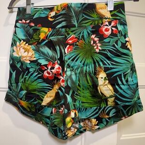 Pin up girl parrot print Tropical Print Women's Shorts